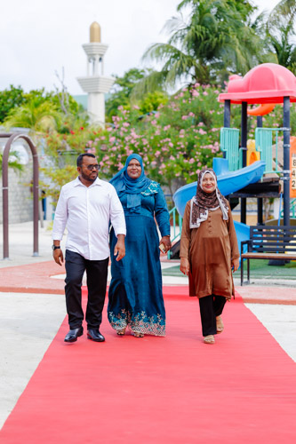 Councillors taking oath during the 5th term Fonadhoo Council ceremony and members appointed to the Women’s Development Committee