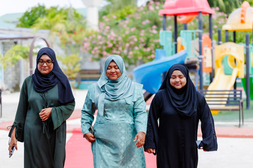 Councillors taking oath during the 5th term Fonadhoo Council ceremony and members appointed to the Women’s Development Committee