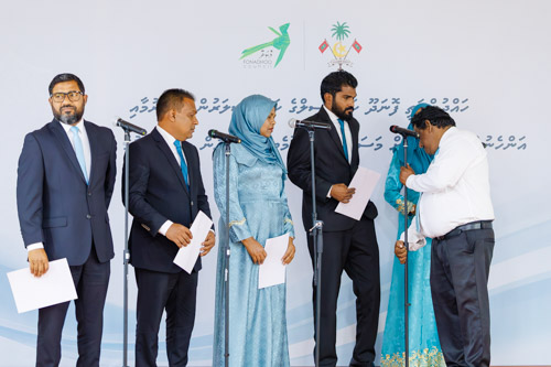 Councillors taking oath during the 5th term Fonadhoo Council ceremony and members appointed to the Women’s Development Committee