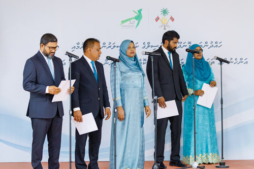 Councillors taking oath during the 5th term Fonadhoo Council ceremony and members appointed to the Women’s Development Committee