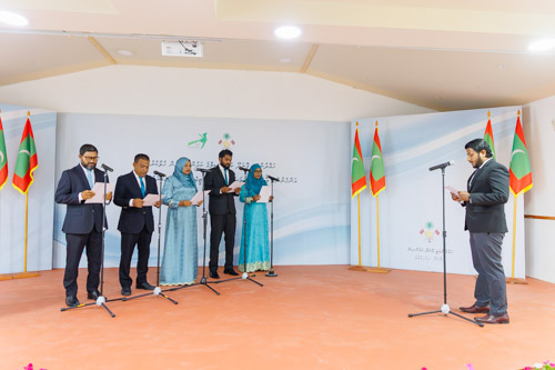 Councillors taking oath during the 5th term Fonadhoo Council ceremony and members appointed to the Women’s Development Committee