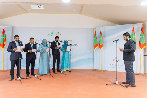 Councillors taking oath during the 5th term Fonadhoo Council ceremony and members appointed to the Women’s Development Committee