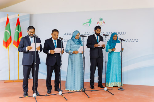 Councillors taking oath during the 5th term Fonadhoo Council ceremony and members appointed to the Women’s Development Committee