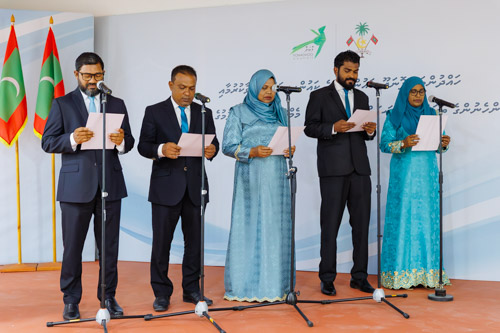 Councillors taking oath during the 5th term Fonadhoo Council ceremony and members appointed to the Women’s Development Committee