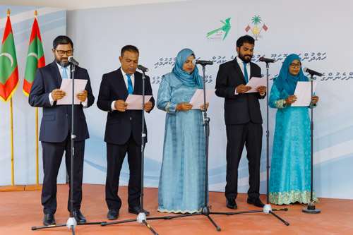 Councillors taking oath during the 5th term Fonadhoo Council ceremony and members appointed to the Women’s Development Committee