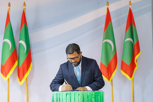 Councillors taking oath during the 5th term Fonadhoo Council ceremony and members appointed to the Women’s Development Committee