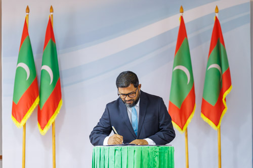 Councillors taking oath during the 5th term Fonadhoo Council ceremony and members appointed to the Women’s Development Committee