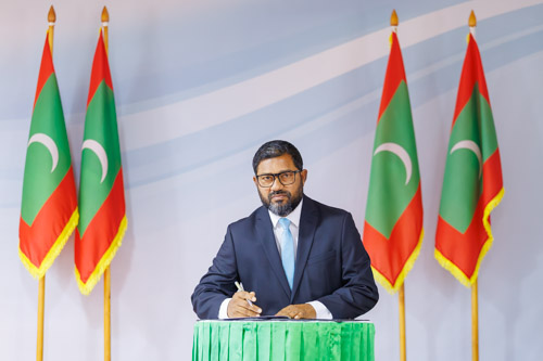 Councillors taking oath during the 5th term Fonadhoo Council ceremony and members appointed to the Women’s Development Committee