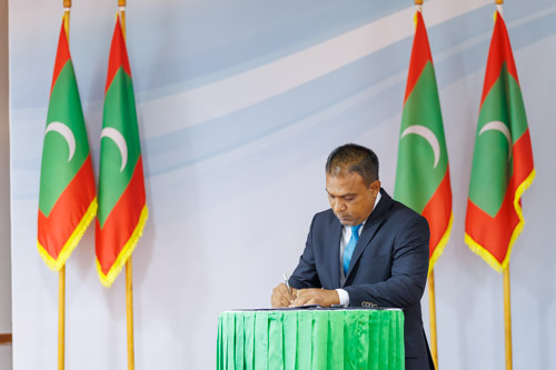 Councillors taking oath during the 5th term Fonadhoo Council ceremony and members appointed to the Women’s Development Committee