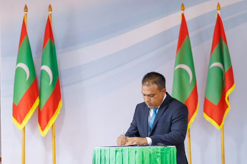 Councillors taking oath during the 5th term Fonadhoo Council ceremony and members appointed to the Women’s Development Committee