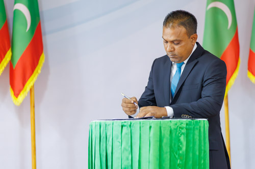 Councillors taking oath during the 5th term Fonadhoo Council ceremony and members appointed to the Women’s Development Committee
