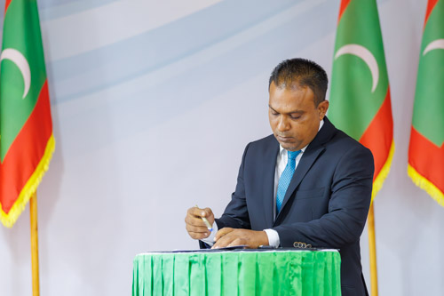 Councillors taking oath during the 5th term Fonadhoo Council ceremony and members appointed to the Women’s Development Committee