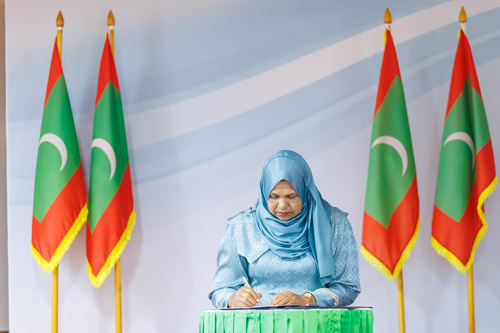 Councillors taking oath during the 5th term Fonadhoo Council ceremony and members appointed to the Women’s Development Committee