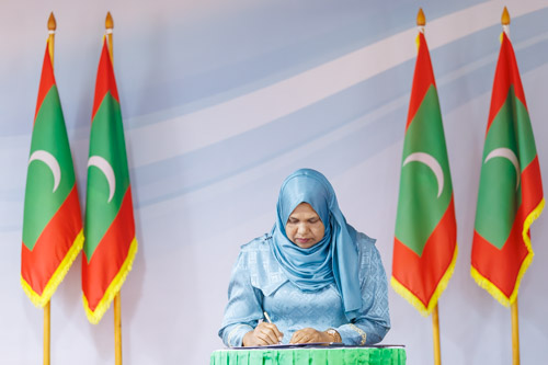 Councillors taking oath during the 5th term Fonadhoo Council ceremony and members appointed to the Women’s Development Committee