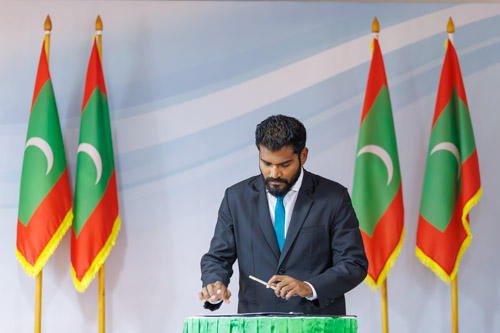 Councillors taking oath during the 5th term Fonadhoo Council ceremony and members appointed to the Women’s Development Committee