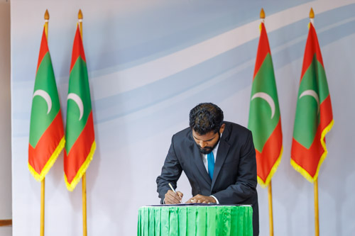 Councillors taking oath during the 5th term Fonadhoo Council ceremony and members appointed to the Women’s Development Committee