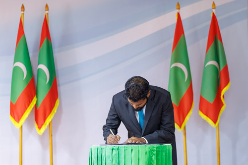 Councillors taking oath during the 5th term Fonadhoo Council ceremony and members appointed to the Women’s Development Committee
