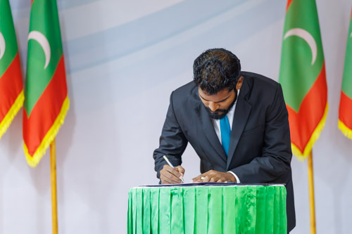 Councillors taking oath during the 5th term Fonadhoo Council ceremony and members appointed to the Women’s Development Committee
