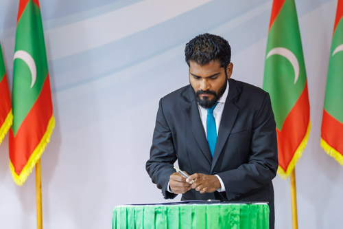 Councillors taking oath during the 5th term Fonadhoo Council ceremony and members appointed to the Women’s Development Committee