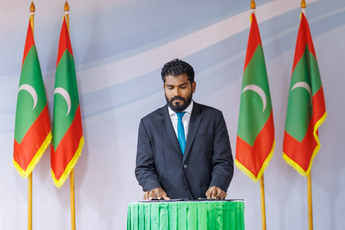 Councillors taking oath during the 5th term Fonadhoo Council ceremony and members appointed to the Women’s Development Committee