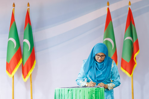 Councillors taking oath during the 5th term Fonadhoo Council ceremony and members appointed to the Women’s Development Committee