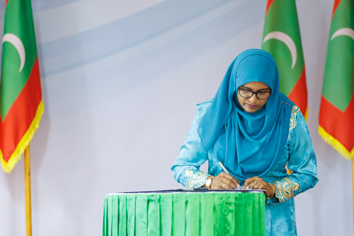 Councillors taking oath during the 5th term Fonadhoo Council ceremony and members appointed to the Women’s Development Committee