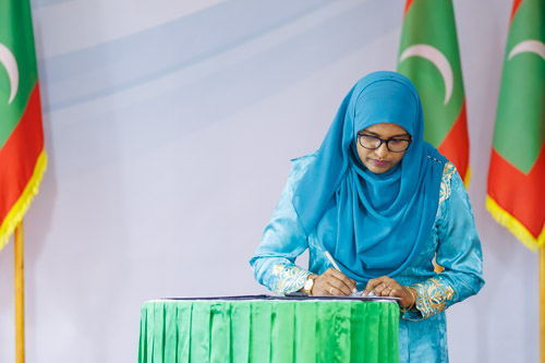 Councillors taking oath during the 5th term Fonadhoo Council ceremony and members appointed to the Women’s Development Committee