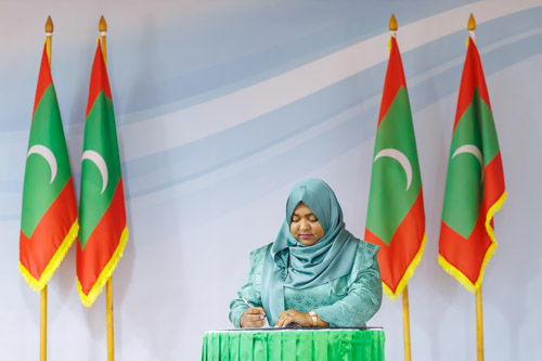 Councillors taking oath during the 5th term Fonadhoo Council ceremony and members appointed to the Women’s Development Committee