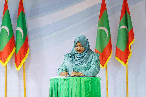 Councillors taking oath during the 5th term Fonadhoo Council ceremony and members appointed to the Women’s Development Committee