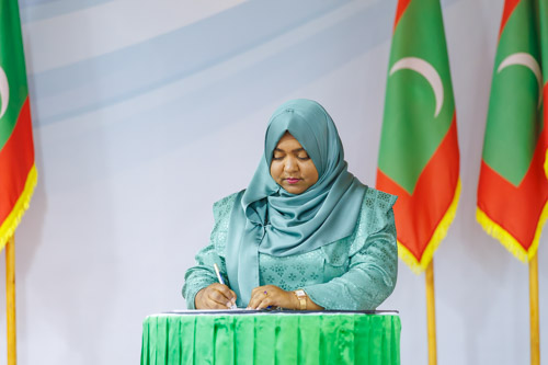 Councillors taking oath during the 5th term Fonadhoo Council ceremony and members appointed to the Women’s Development Committee