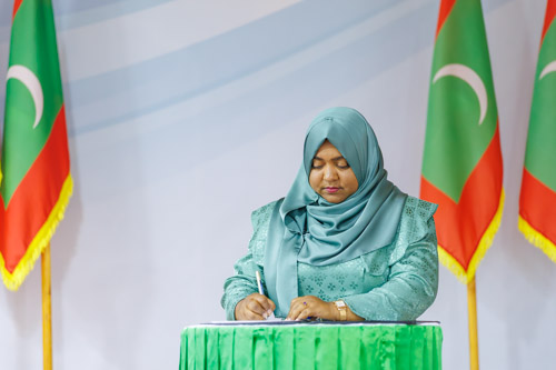 Councillors taking oath during the 5th term Fonadhoo Council ceremony and members appointed to the Women’s Development Committee