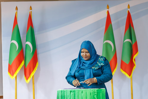 Councillors taking oath during the 5th term Fonadhoo Council ceremony and members appointed to the Women’s Development Committee