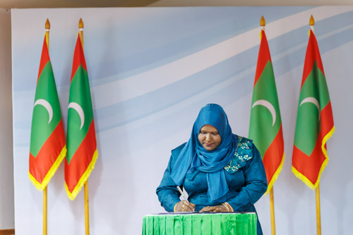 Councillors taking oath during the 5th term Fonadhoo Council ceremony and members appointed to the Women’s Development Committee