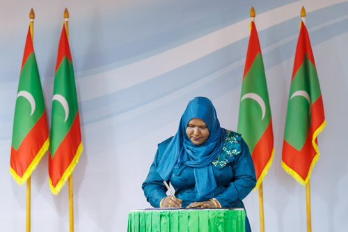 Councillors taking oath during the 5th term Fonadhoo Council ceremony and members appointed to the Women’s Development Committee
