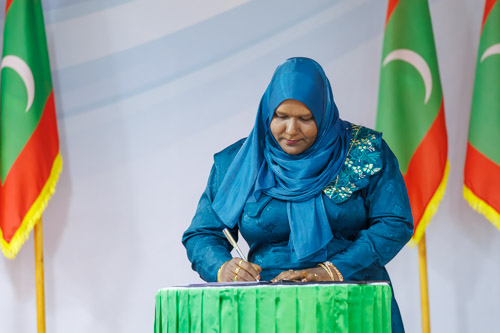 Councillors taking oath during the 5th term Fonadhoo Council ceremony and members appointed to the Women’s Development Committee