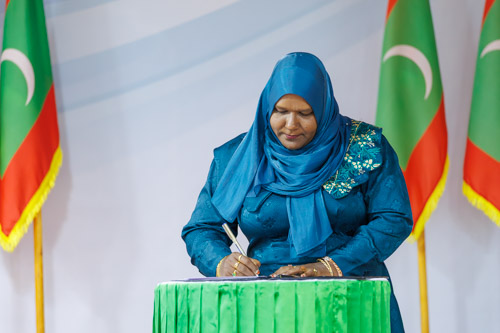 Councillors taking oath during the 5th term Fonadhoo Council ceremony and members appointed to the Women’s Development Committee