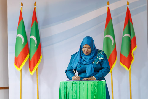 Councillors taking oath during the 5th term Fonadhoo Council ceremony and members appointed to the Women’s Development Committee