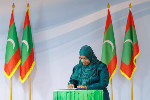 Councillors taking oath during the 5th term Fonadhoo Council ceremony and members appointed to the Women’s Development Committee
