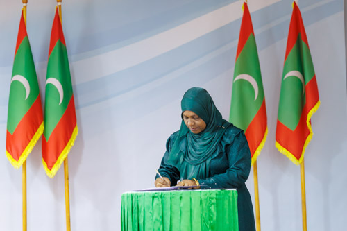 Councillors taking oath during the 5th term Fonadhoo Council ceremony and members appointed to the Women’s Development Committee