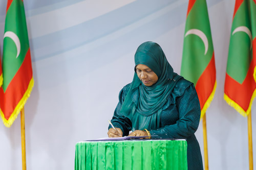 Councillors taking oath during the 5th term Fonadhoo Council ceremony and members appointed to the Women’s Development Committee