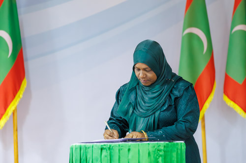 Councillors taking oath during the 5th term Fonadhoo Council ceremony and members appointed to the Women’s Development Committee