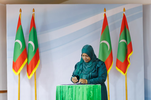 Councillors taking oath during the 5th term Fonadhoo Council ceremony and members appointed to the Women’s Development Committee