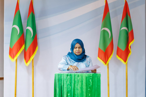 Councillors taking oath during the 5th term Fonadhoo Council ceremony and members appointed to the Women’s Development Committee