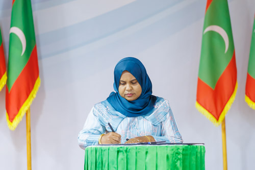 Councillors taking oath during the 5th term Fonadhoo Council ceremony and members appointed to the Women’s Development Committee