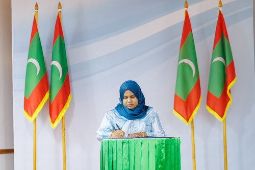 Councillors taking oath during the 5th term Fonadhoo Council ceremony and members appointed to the Women’s Development Committee