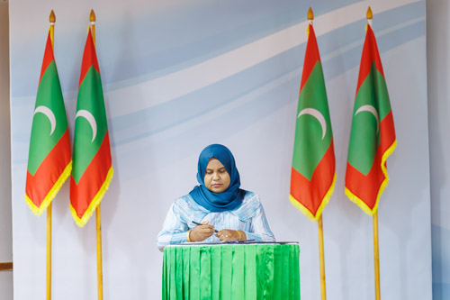 Councillors taking oath during the 5th term Fonadhoo Council ceremony and members appointed to the Women’s Development Committee
