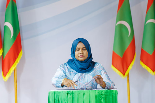 Councillors taking oath during the 5th term Fonadhoo Council ceremony and members appointed to the Women’s Development Committee