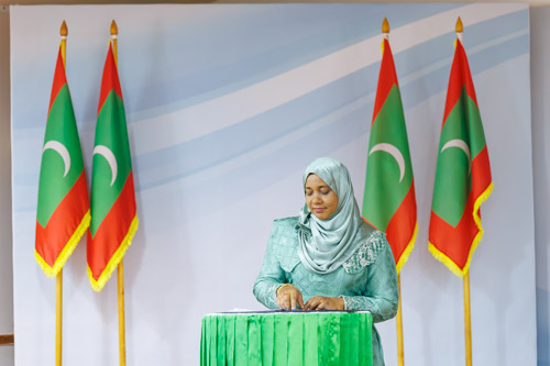 Councillors taking oath during the 5th term Fonadhoo Council ceremony and members appointed to the Women’s Development Committee