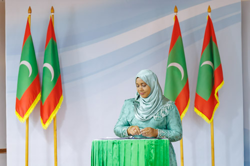 Councillors taking oath during the 5th term Fonadhoo Council ceremony and members appointed to the Women’s Development Committee
