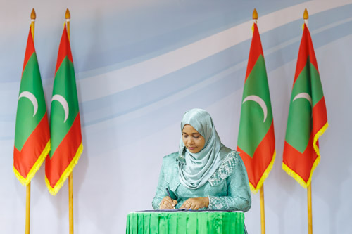Councillors taking oath during the 5th term Fonadhoo Council ceremony and members appointed to the Women’s Development Committee